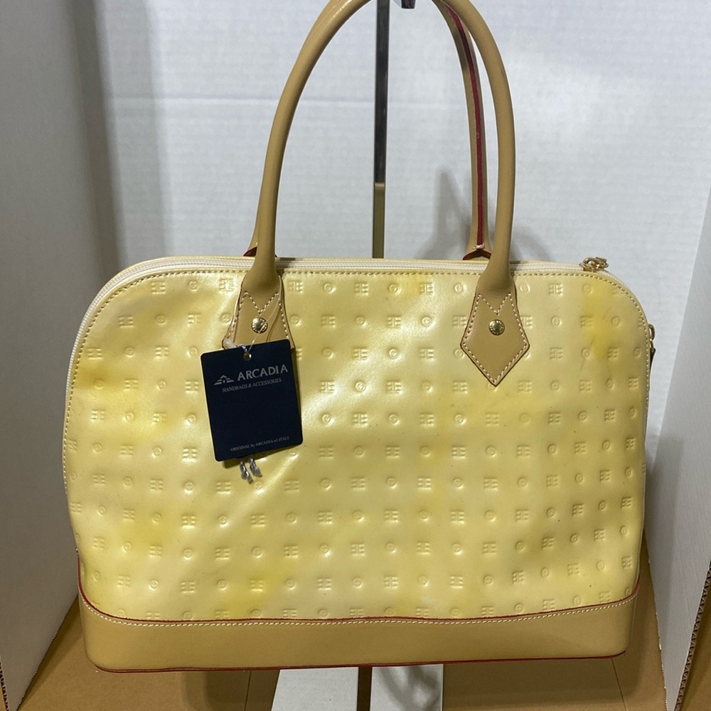 NWT. Arcadia Cream Pinat patent leather Bugatti bag. Made in Italy.